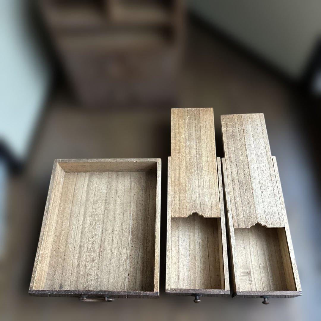 やぐら付き裁縫箱　上段は引き出しのカバー付き