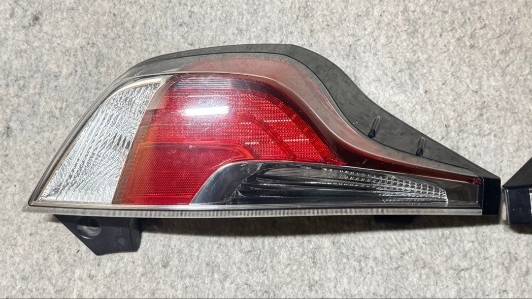 トヨタアクアNHP10中期左右テールランプ