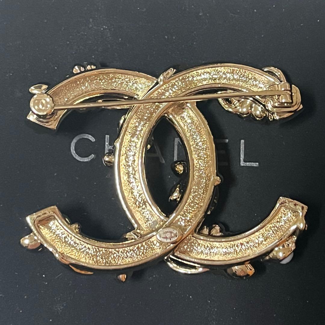 CHANEL ゴールド ロゴブローチ 専用ボックス付き
