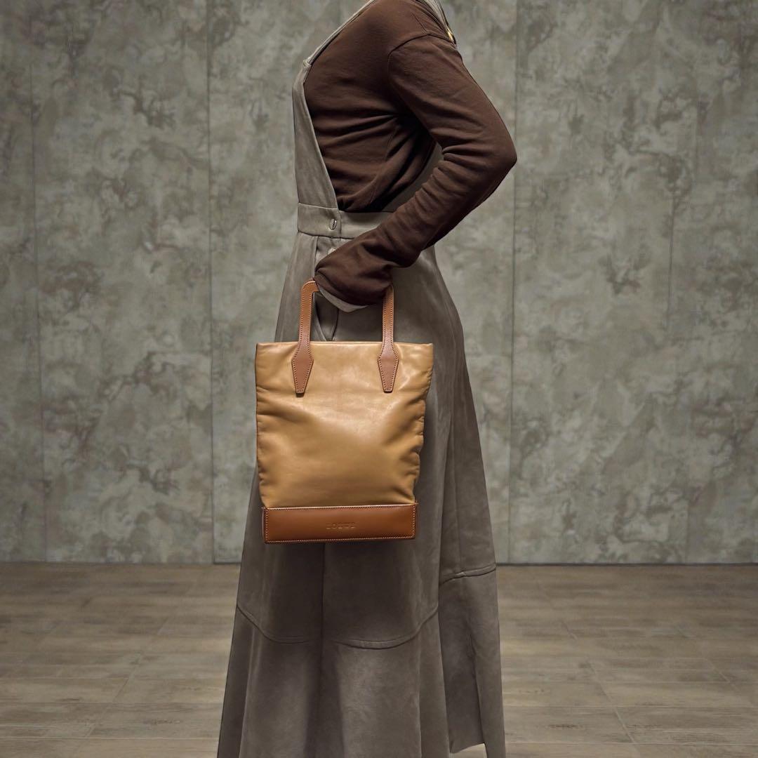 美品✨LOEWE ロエベ　ロゴ型押し　ハンドバッグ　A5収納可