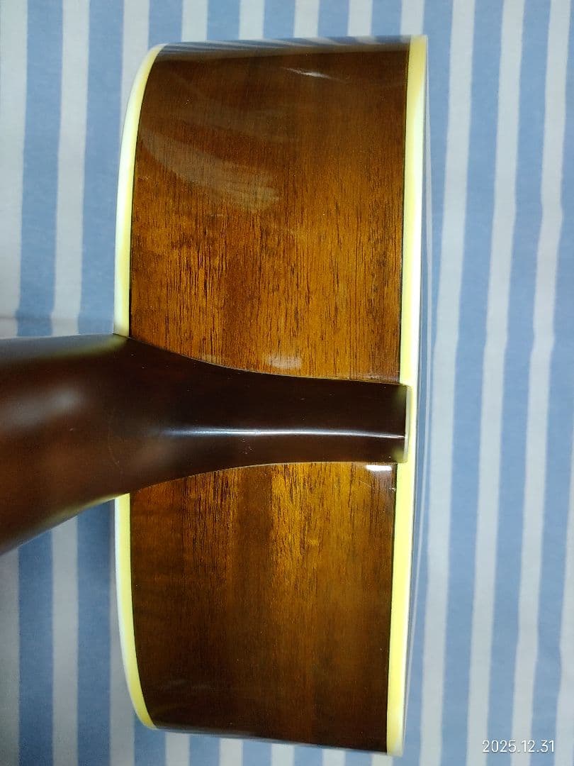 初心者用MORRISのドレッドノートタイプのフォークギターMD-507N美品です