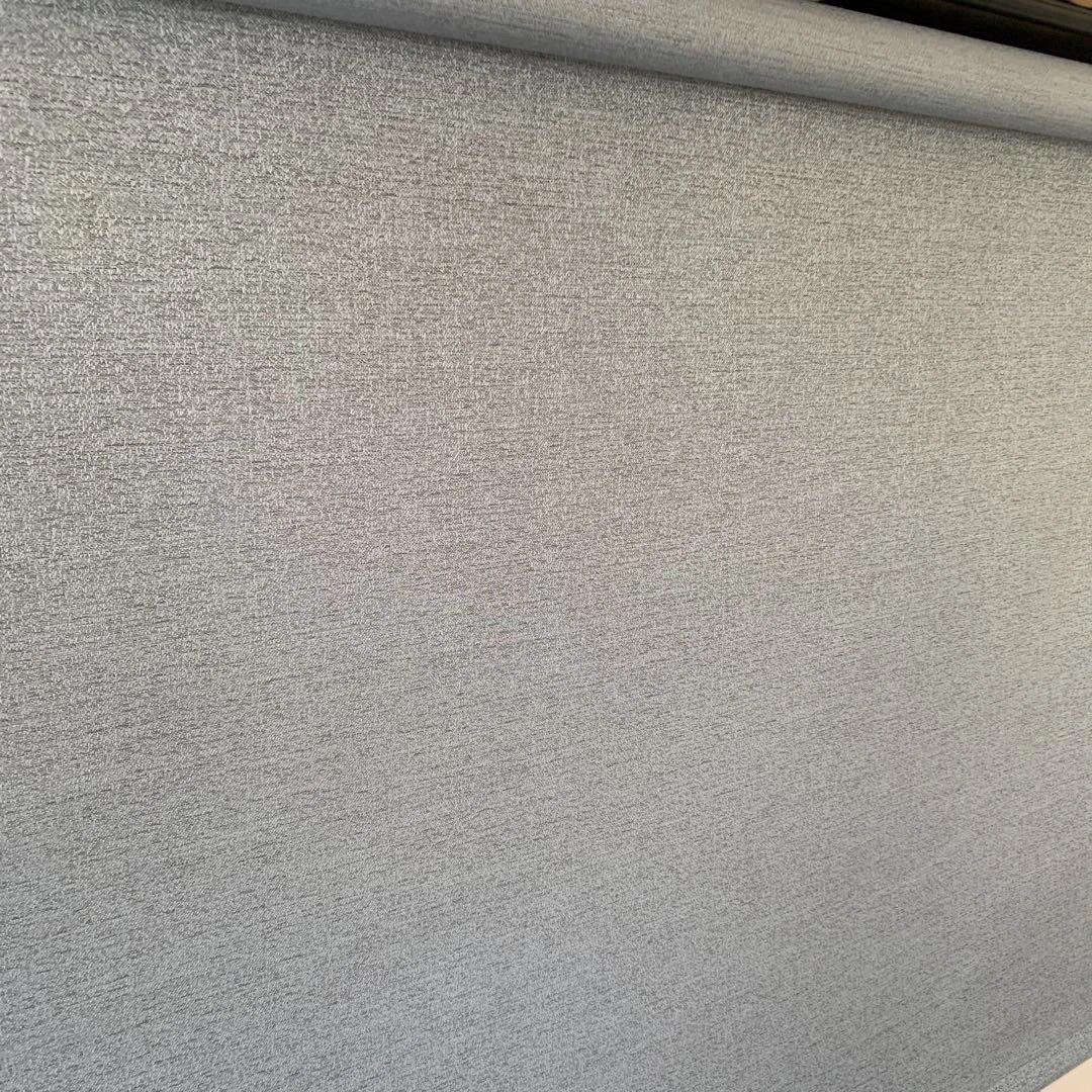 グレーの布地ロールスクリーン　タチカワ ブラインド