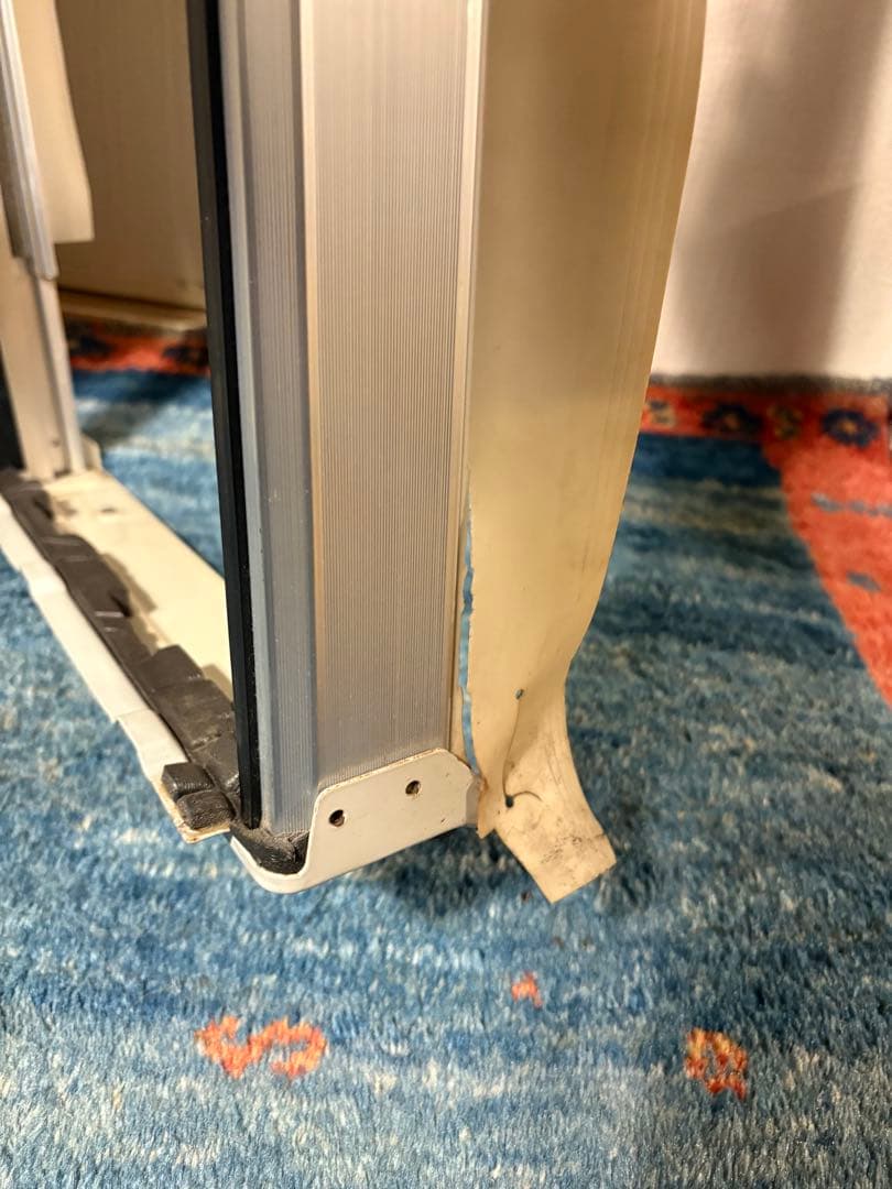 トヨトミ・窓用エアコン スリムデザイン ホワイト工事不要