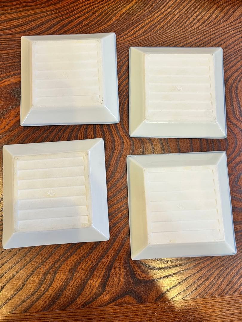 青い背景の白い鳥の皿4枚セット