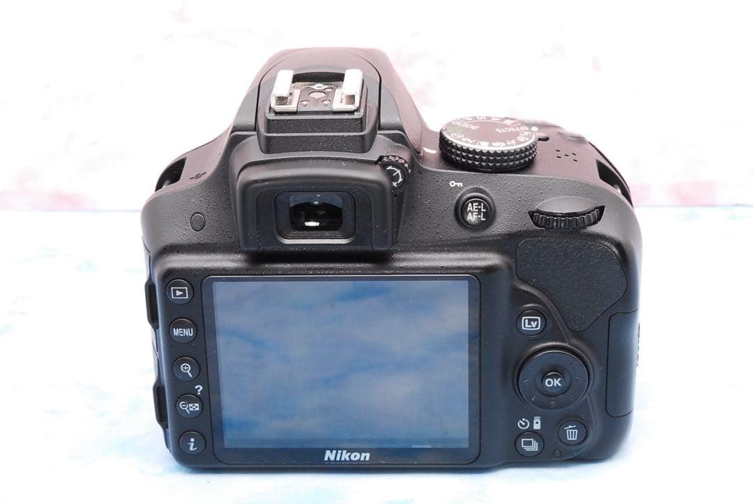 ニコン D3300☆一眼レフカメラ☆バッグ付☆美品＆S数少☆初心者向け
