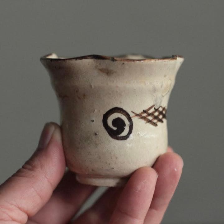 絵瀬戸 輪花 筒盃 盃 ちょこ 古美術 古道具 アンティーク ぐい呑み 復興織部