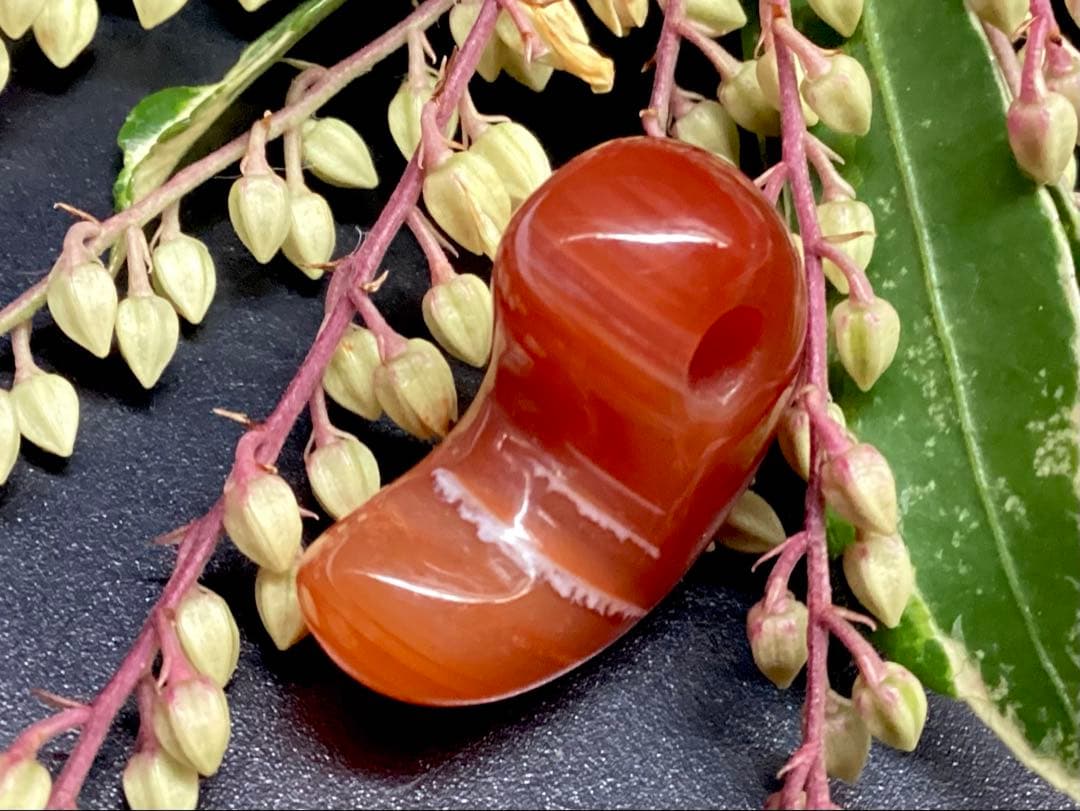 ✳赤は希少で5〜7万円です‼️山形県＊霊宝月山赤めのう勾玉　真っ赤な結晶　本物保証