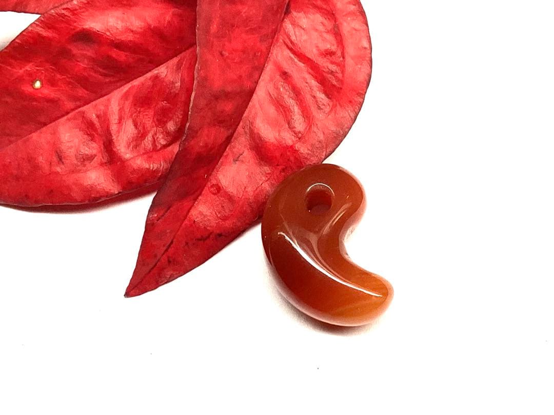 ✳赤は希少で5〜7万円です‼️山形県＊霊宝月山赤めのう勾玉　真っ赤な結晶　本物保証