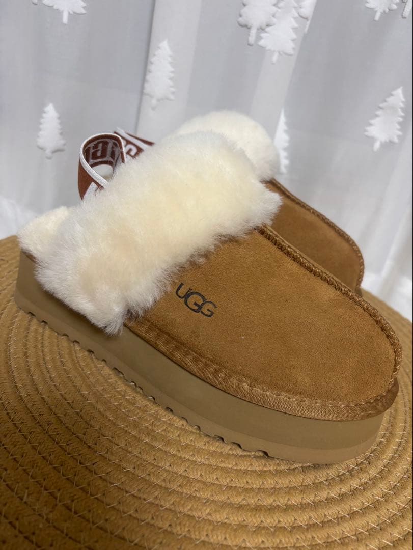 UGG 23.5厚底ベージュ ふわふわスリッパ