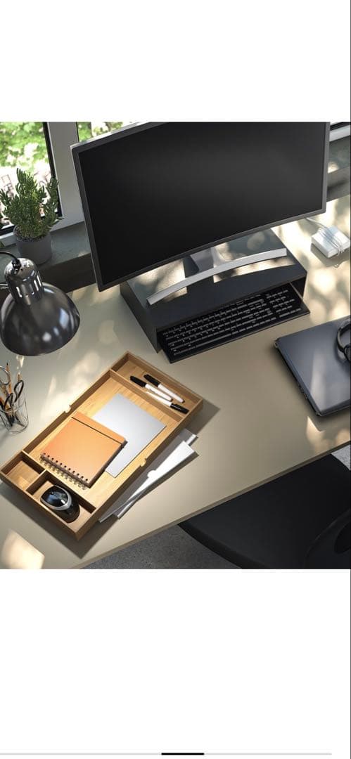 シンプルなホワイトパソコンデスク