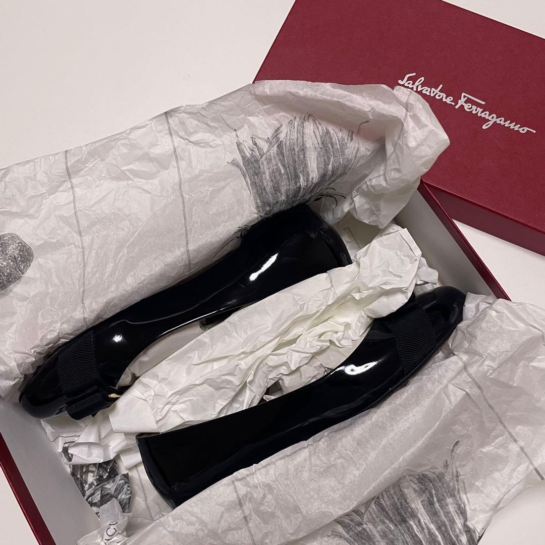 t*u様 【美品】フェラガモ ヴァリナ 23.5cm