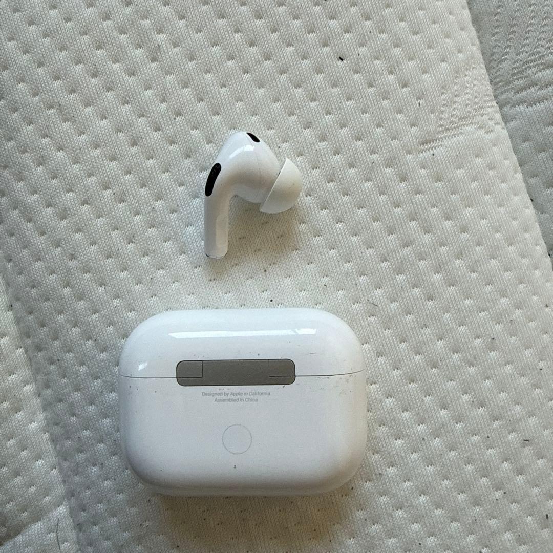 AirPodsPro第2世代本体と右耳