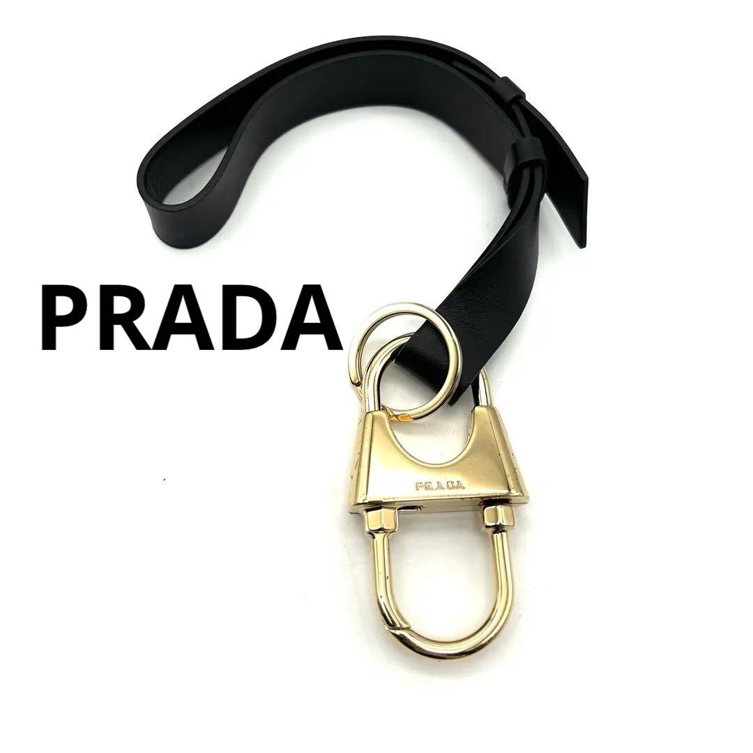 未使用 プラダ キーホルダー キーリング 黒 レザー ロゴ カラビナ1PP118