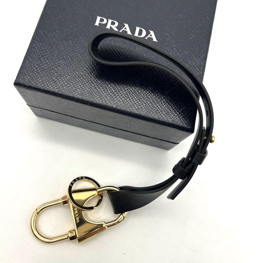 未使用 プラダ キーホルダー キーリング 黒 レザー ロゴ カラビナ1PP118