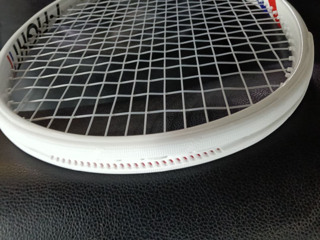 新品テクニ ファイバーT-FIGHT100インチ300ｇ未使用ガット付き