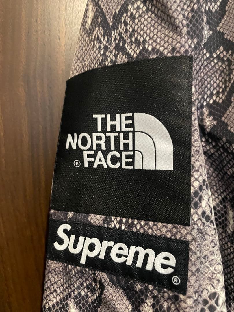 美品THENORTHFACE × Supremeヘビ柄コーチジャケット　スネーク