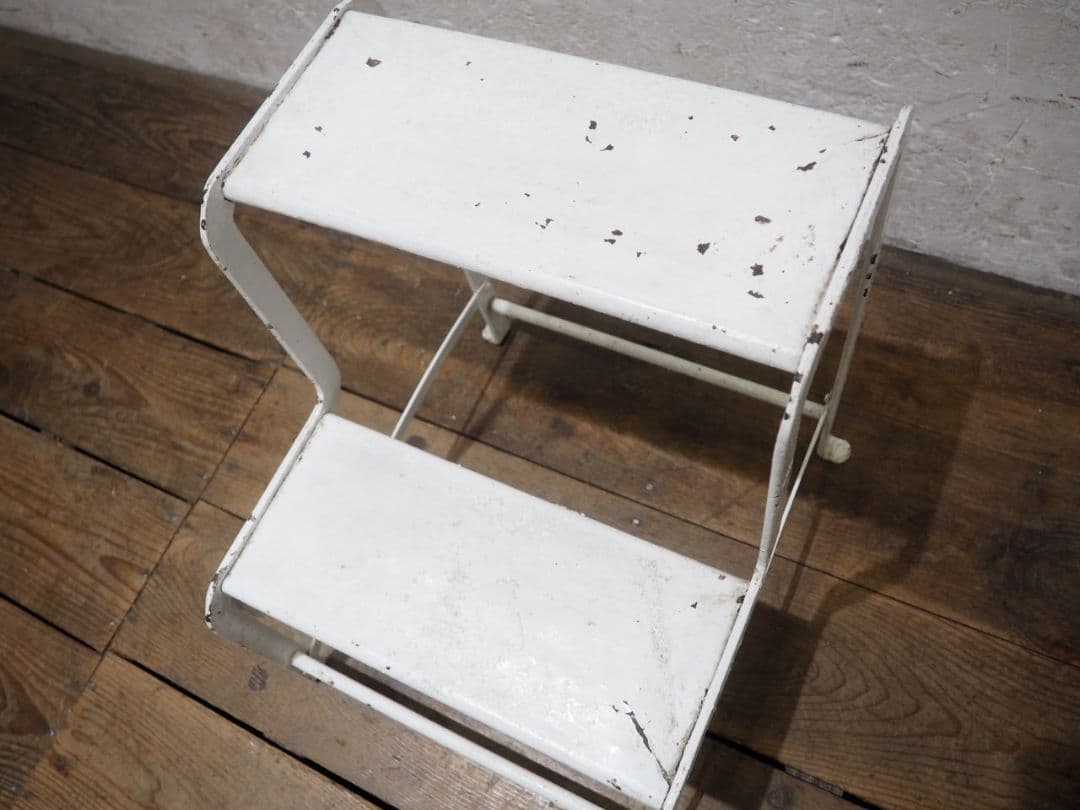 1137 ヴィンテージ　古い鉄の踏み台　ステップ　飾り棚　レトロ　アイアン　階段