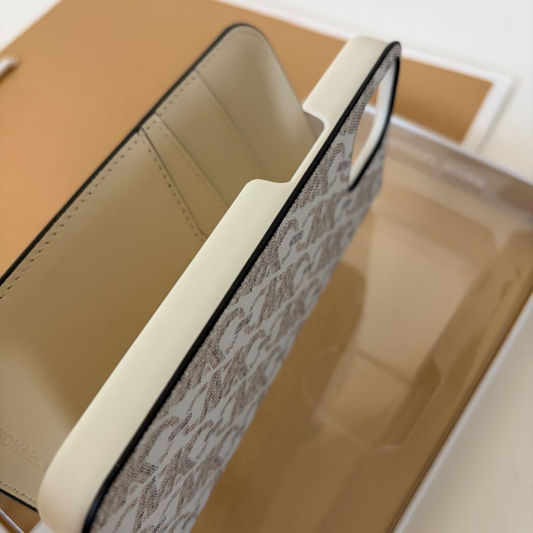 マイケルコース☆新品☆ FOLLIO 手帳型 iPhone 15ケース/バニラ