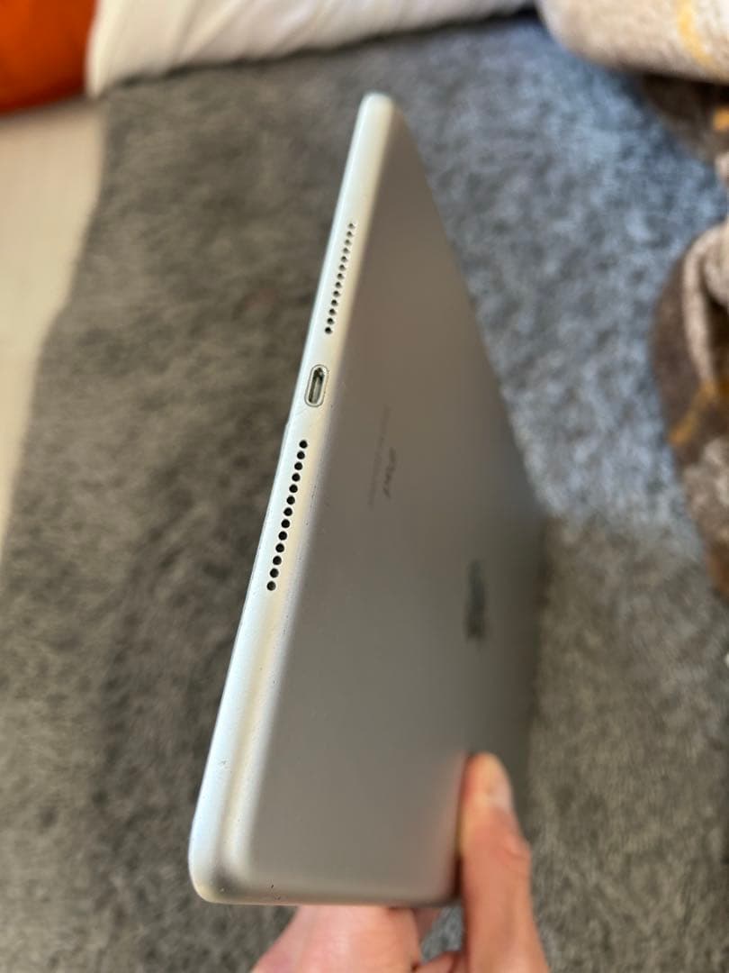 Apple iPad シルバー 本体　第7世代　32GB Wi-Fiモデル