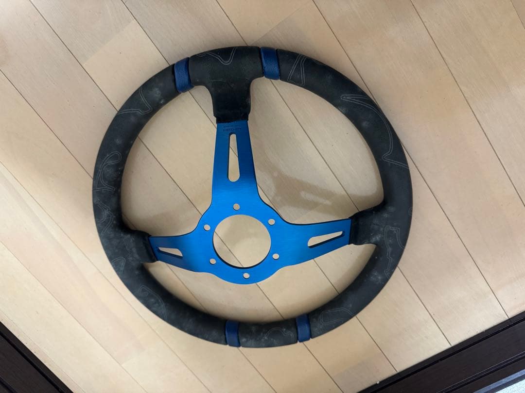 モモ　ウルトラ　ステアリング