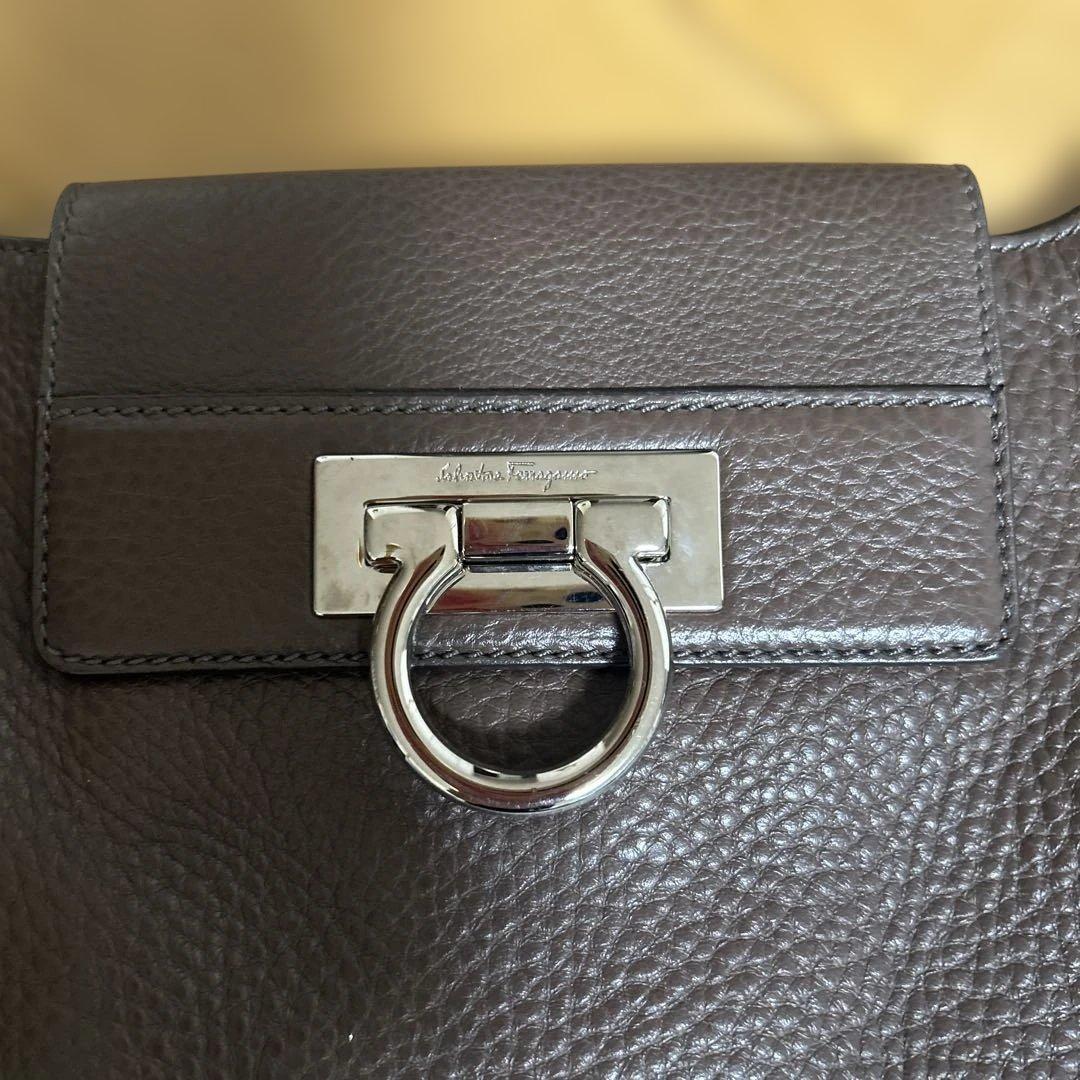 サルバトーレフェラガモ　ブラウン　ショルダーバッグ