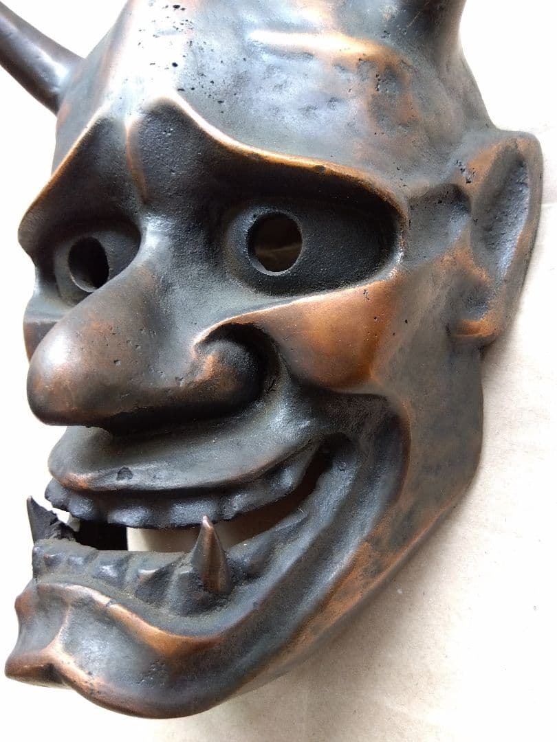 金属製 鬼の顔 彫刻