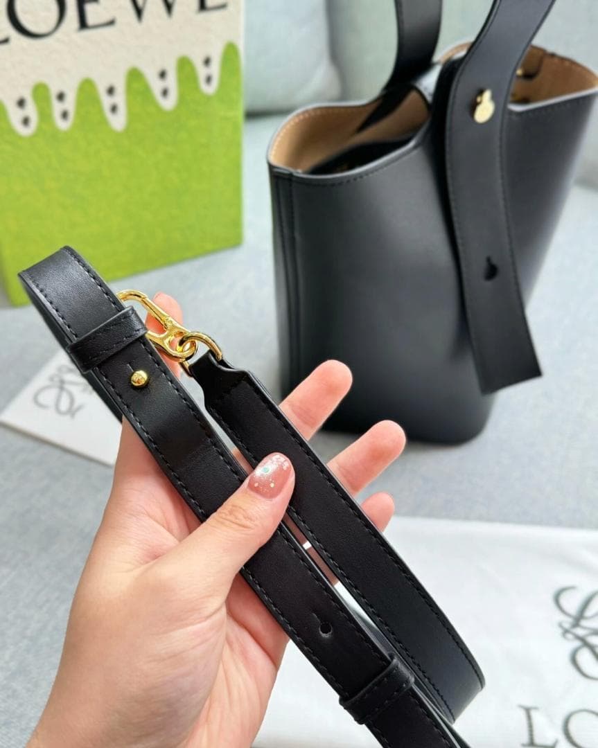 極美品！肩掛け　レザー　ショルダーバッグ　ブラック