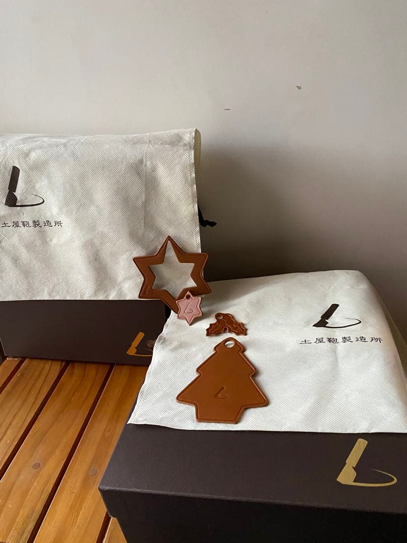 土屋鞄 トーンオイルヌメ ボディポシェット（ミッドナイト、ブラウン）