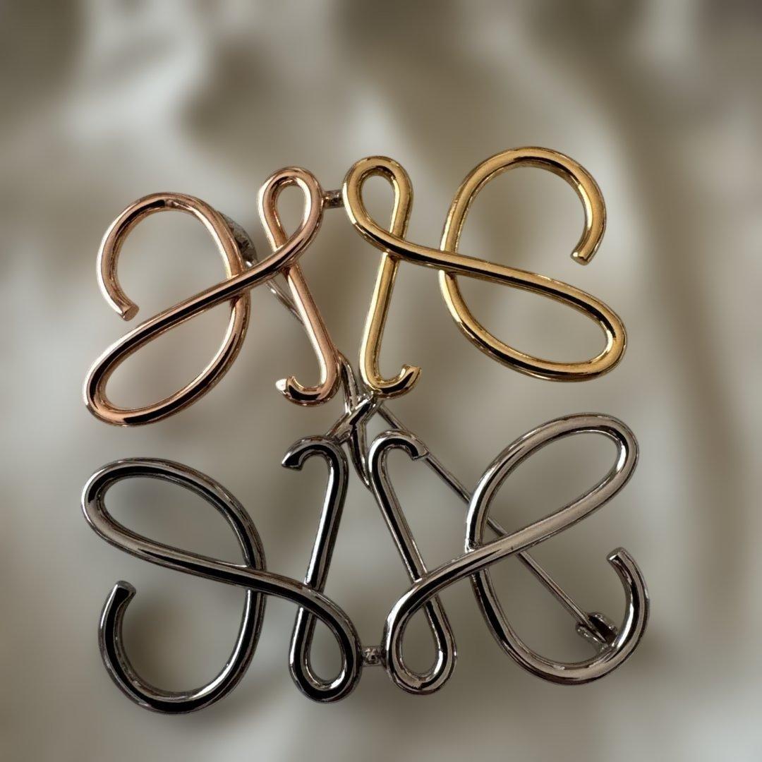 雨雨雨　　LOEWE ブローチ