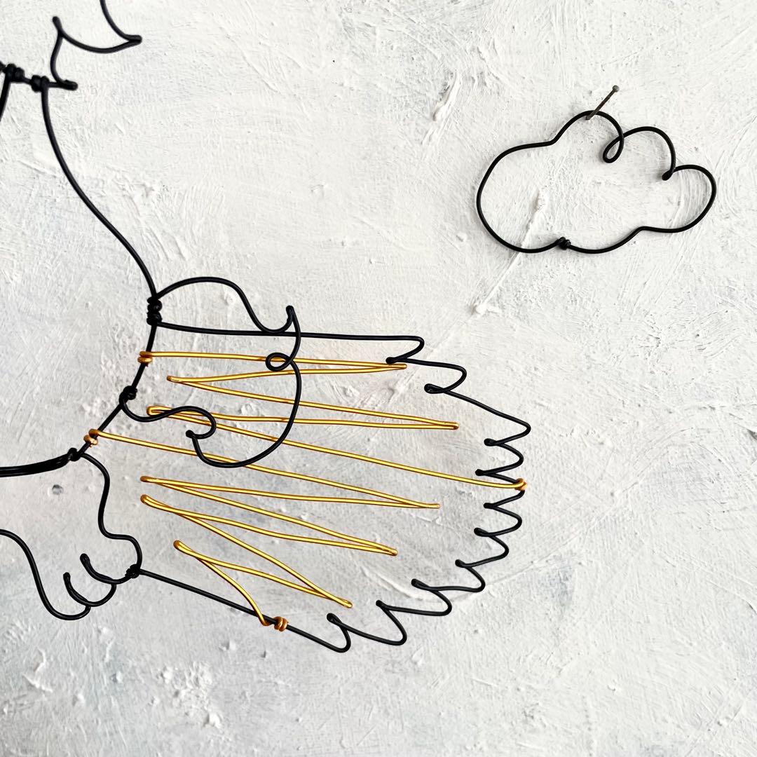 箒に乗って飛ぶロングコートチワワ　ワイヤーアート