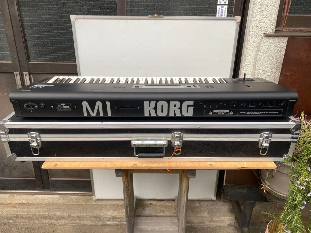 korg m1 シンセサイザー　ハードケース　電源コンセント　美品　中古品