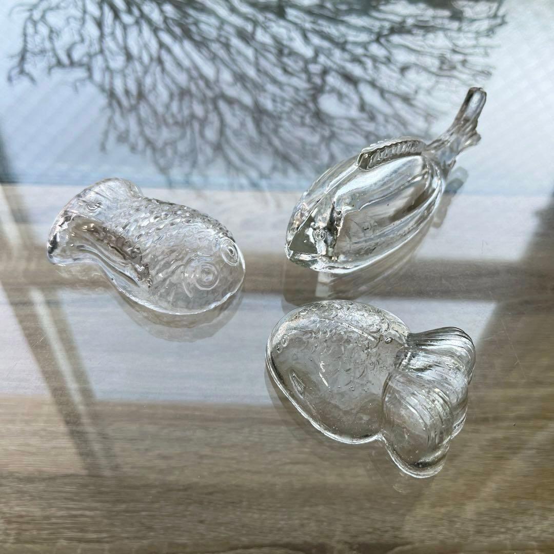 骨董　時代ガラス　珍品　魚型プレス　金平糖瓶？　文鎮？　用途不明　ウランガラス