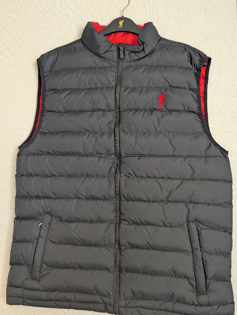 リバプールFC　黒ダウンベスト　Lサイズ　正規品　新品未使用