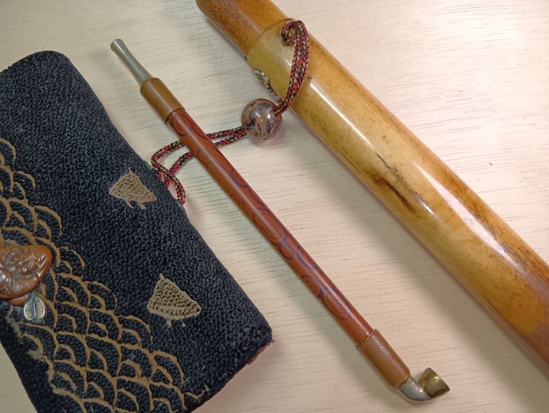 煙草入相良刺繍／達磨図前金具／美品煙管筒