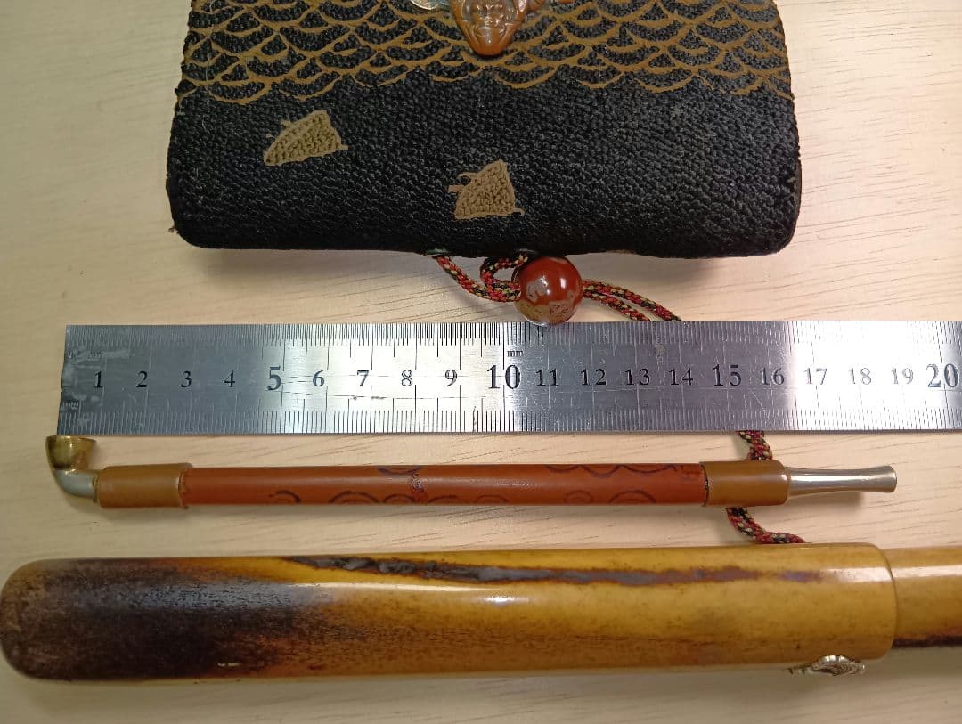 煙草入相良刺繍／達磨図前金具／美品煙管筒
