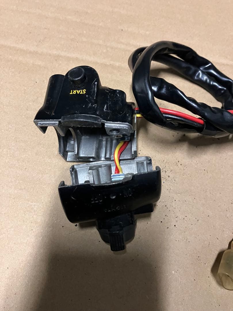 カワサキKZ1000MK2 ハンドルディマースイッチ右側(セルモーター)純正②
