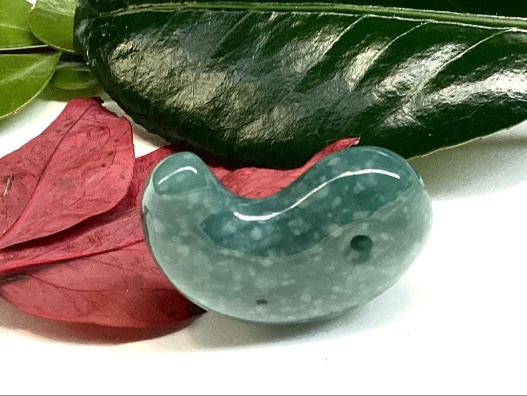 ✳ premiumシリーズ天然翡翠 雪輪文様*再結晶線入り　限定品　一流の勾玉を