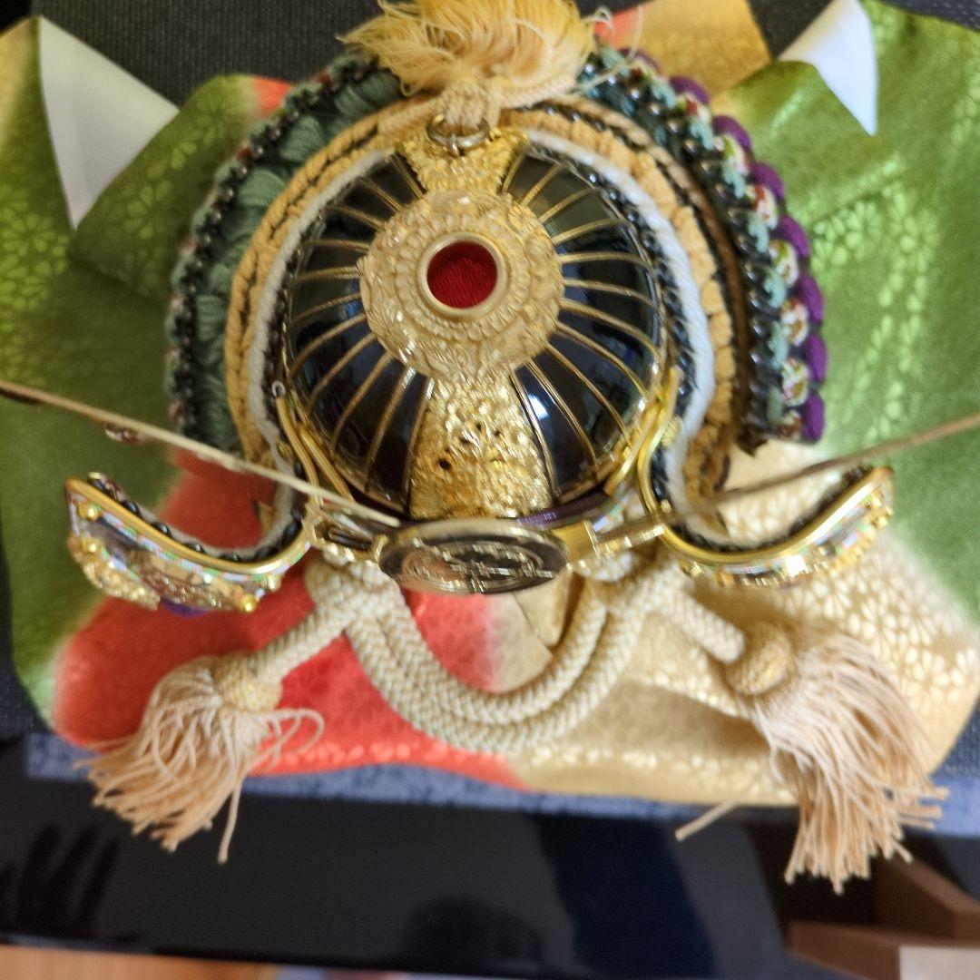 【織田信長公】創業314年 吉徳　兜飾り9号（弓太刀／絹目屏風／流備畳飾り台付）