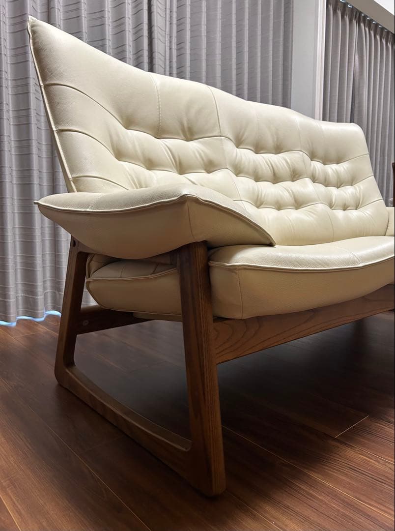 三人掛け革張りソファー　色:アイボリー