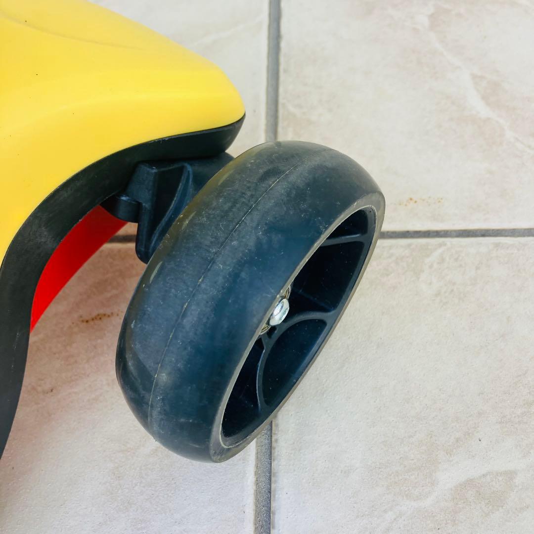 KÜB黄色い三輪スケーターホイール LEDライト　座ったり立ったりして乗れます