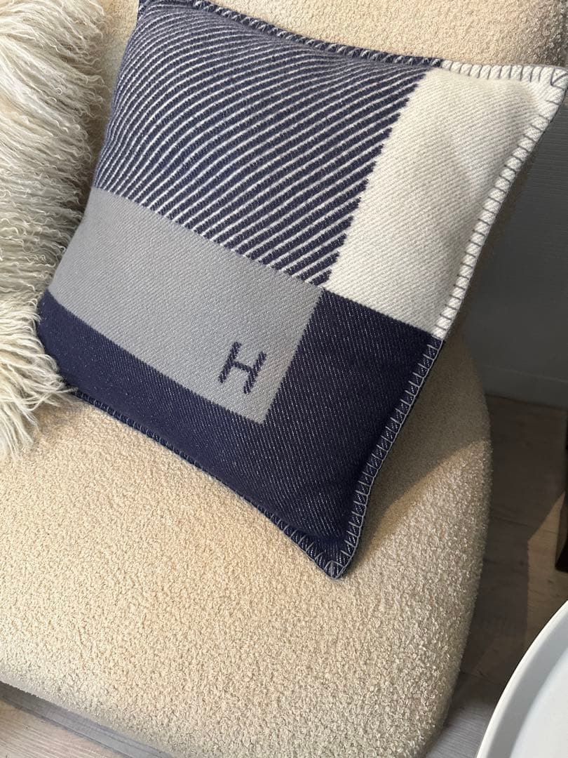 あ*ん様 ⭐️【全国送料無料】定価13万　HERMES エルメス　クッション　H