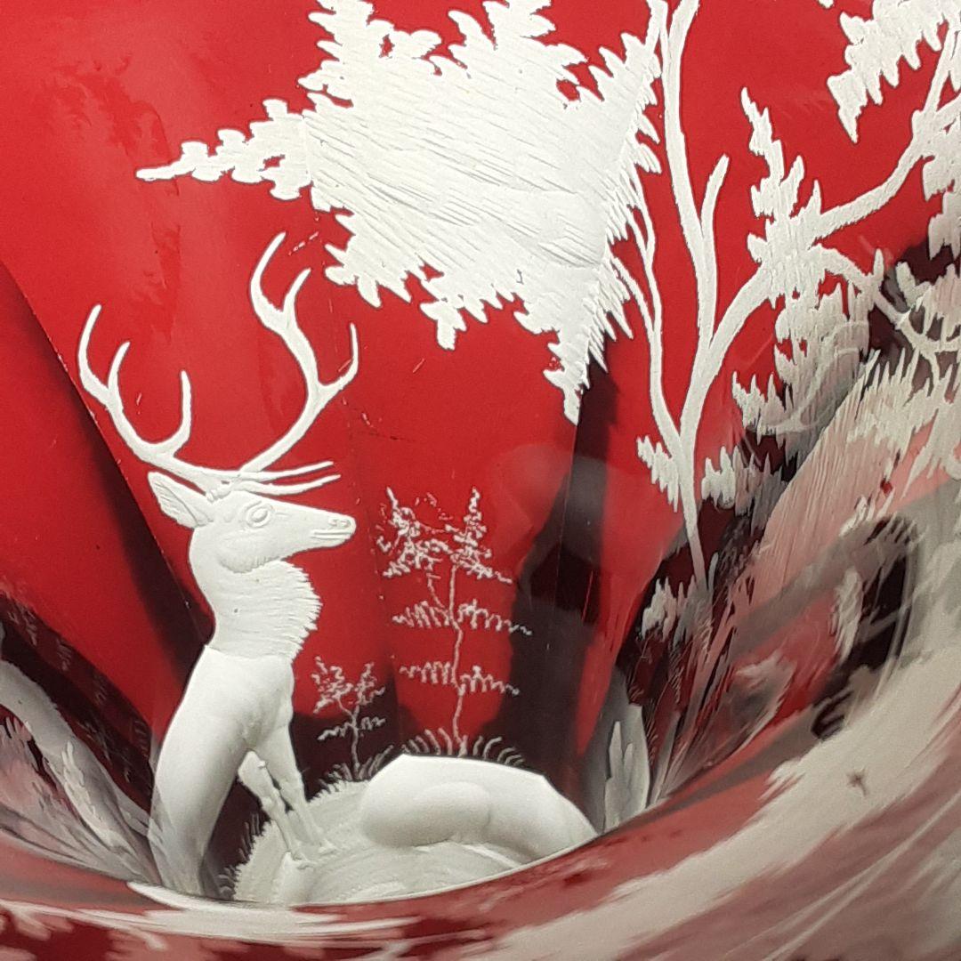 Y957 ボヘミアガラス グラヴィール 赤被せガラス 鹿と風景文花瓶 一対　こ