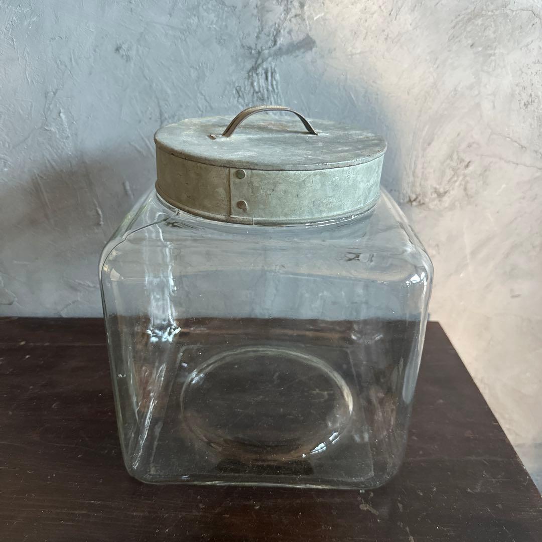 お値下げ‼️ヴィンテージ　ガラス製四角いジャー 金属蓋付き