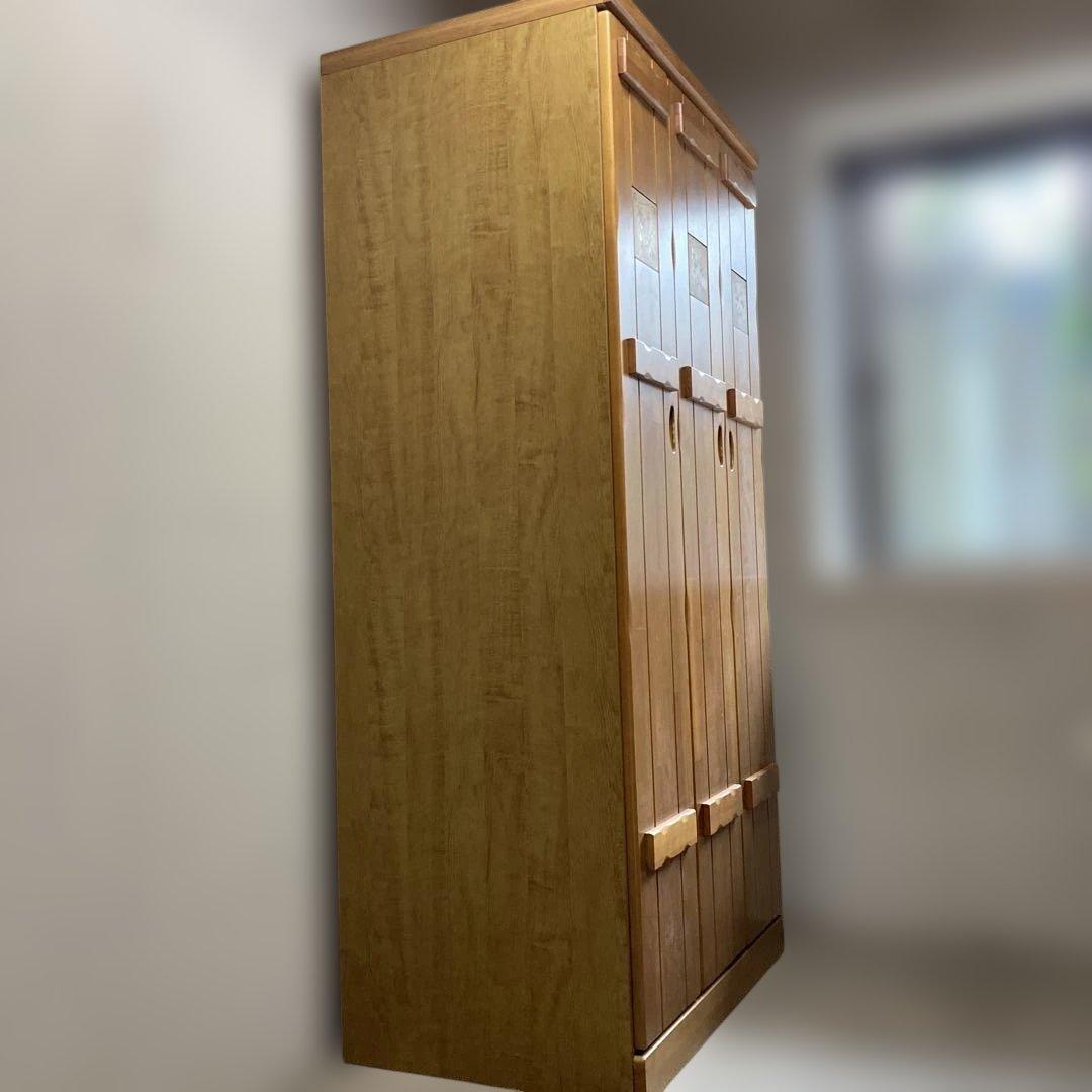 ナチュラル　木製 3ドア　ワードローブ　花の装飾付き
