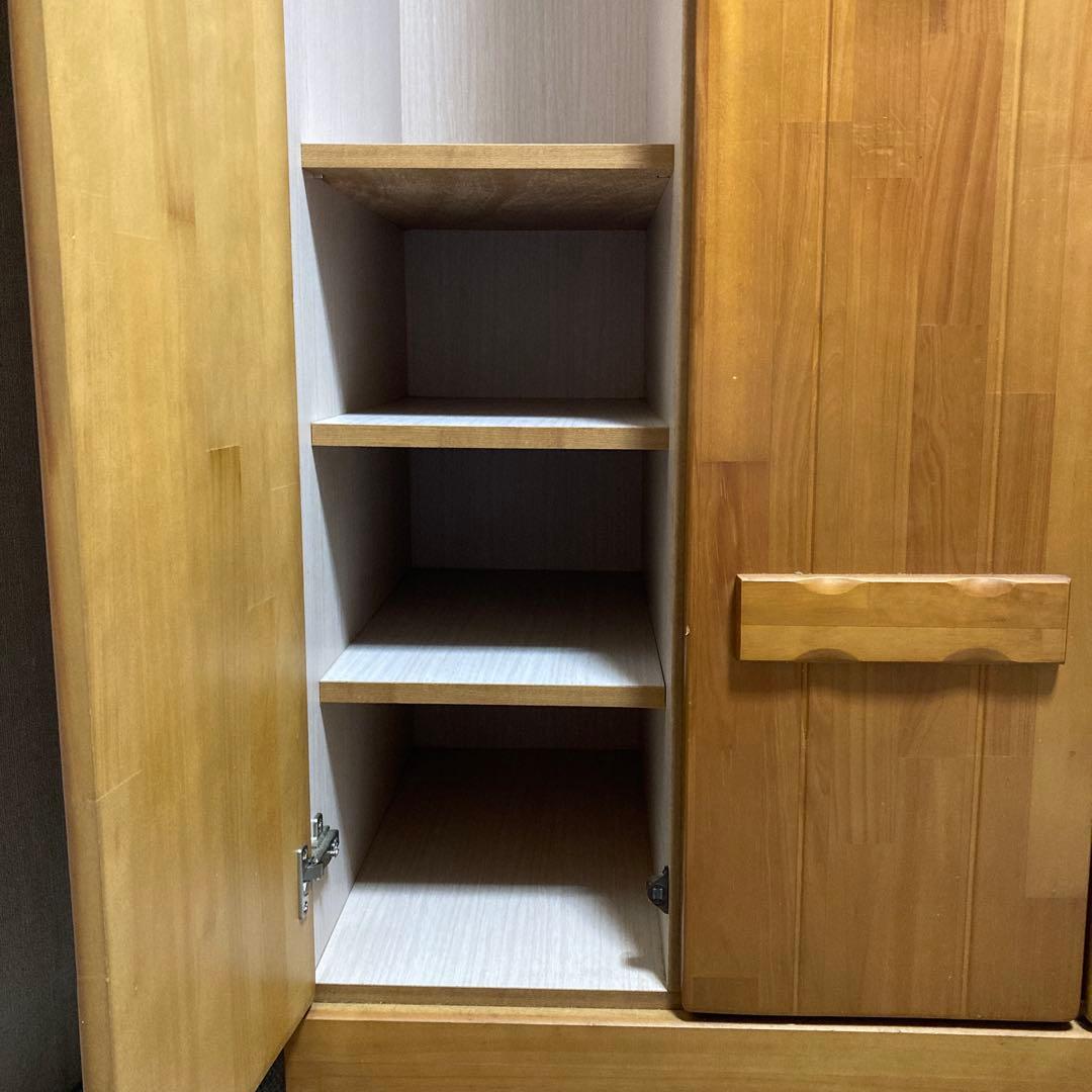 ナチュラル　木製 3ドア　ワードローブ　花の装飾付き