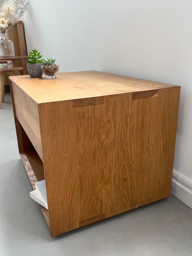 オーク無垢材の木製サイドテーブル