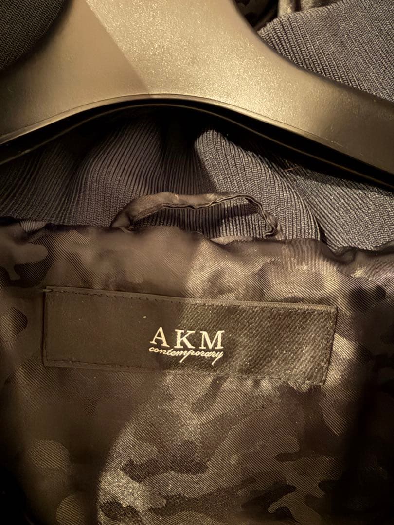 AKM ダウンジャケットNAVY 紺色　細身　マット色　迷彩ライナー　防寒性抜群