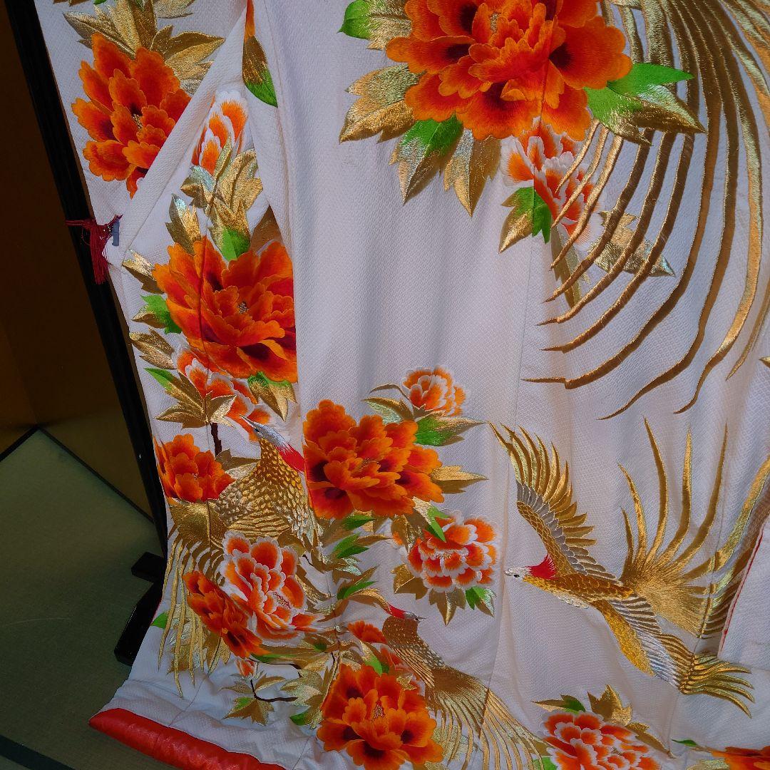 色打掛 白地にオレンジと赤の花柄 金色の鳳凰刺繍