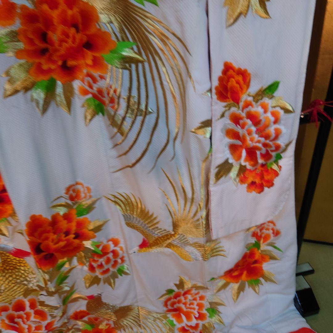 色打掛 白地にオレンジと赤の花柄 金色の鳳凰刺繍