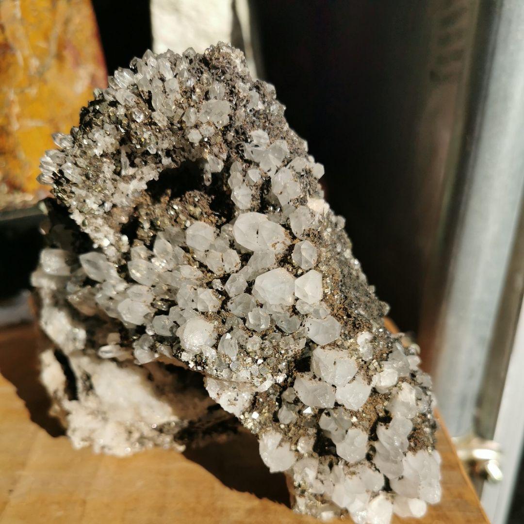 水晶&パイライトクラスター　2.3キロ　鑑賞石　石　置物　オブジェ　インテリア